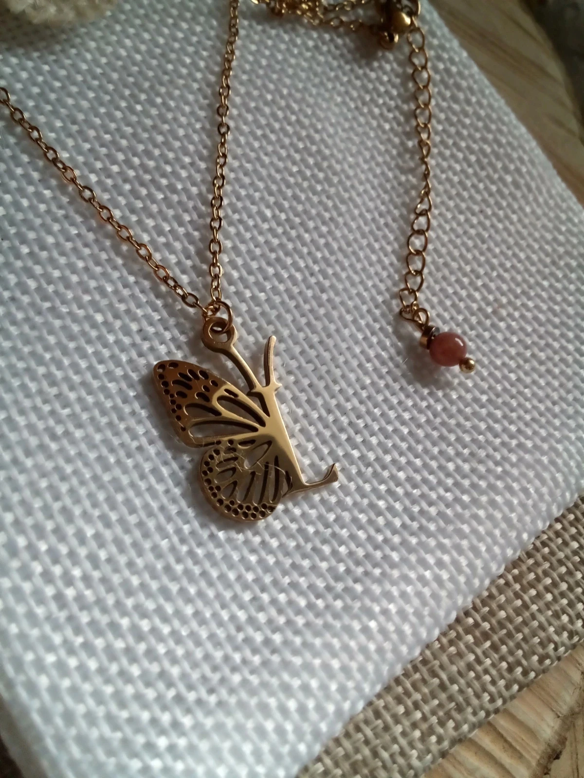 Collier papillon 🦋 prénom lettre L – photo 2